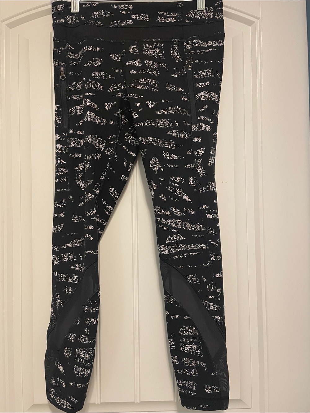 Lululemon Black/White design cropped leggings